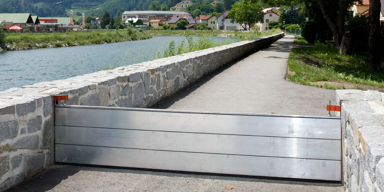 Postavljena PREFA zaštita od poplava pored reke