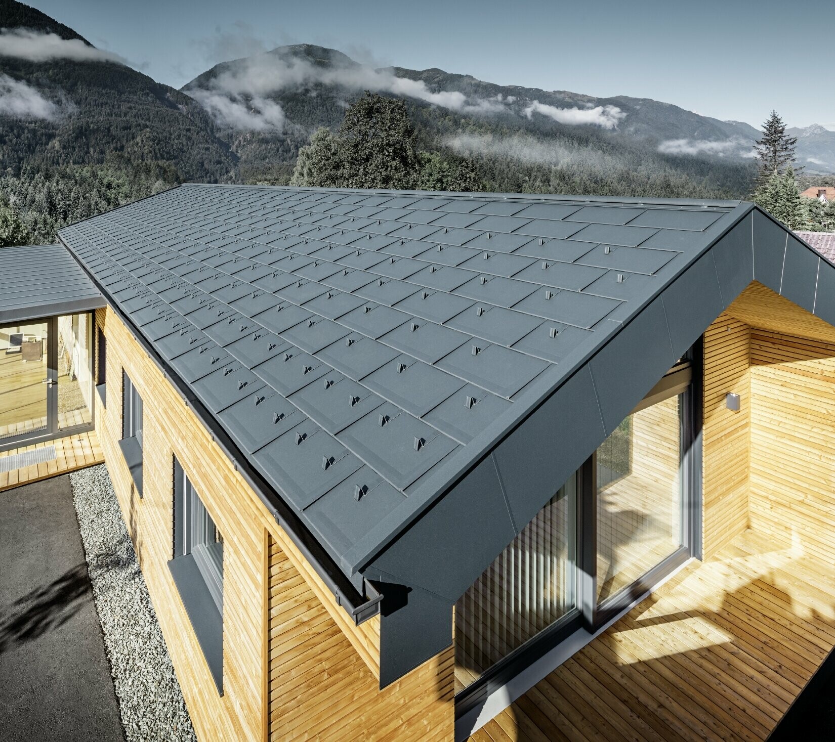 Mehr als nur ein Blechdach! Bürogebäude gedeckt mit PREFA Dachplatte R.16 in P.10 Anthrazit und PREFA Kastenrinne Neues Bürogebäude von Holzbau Faltheiner mit Lärchenholzfassade, großzügigen Fensterflächen und einem PREFA Aludach in Anthrazit.
