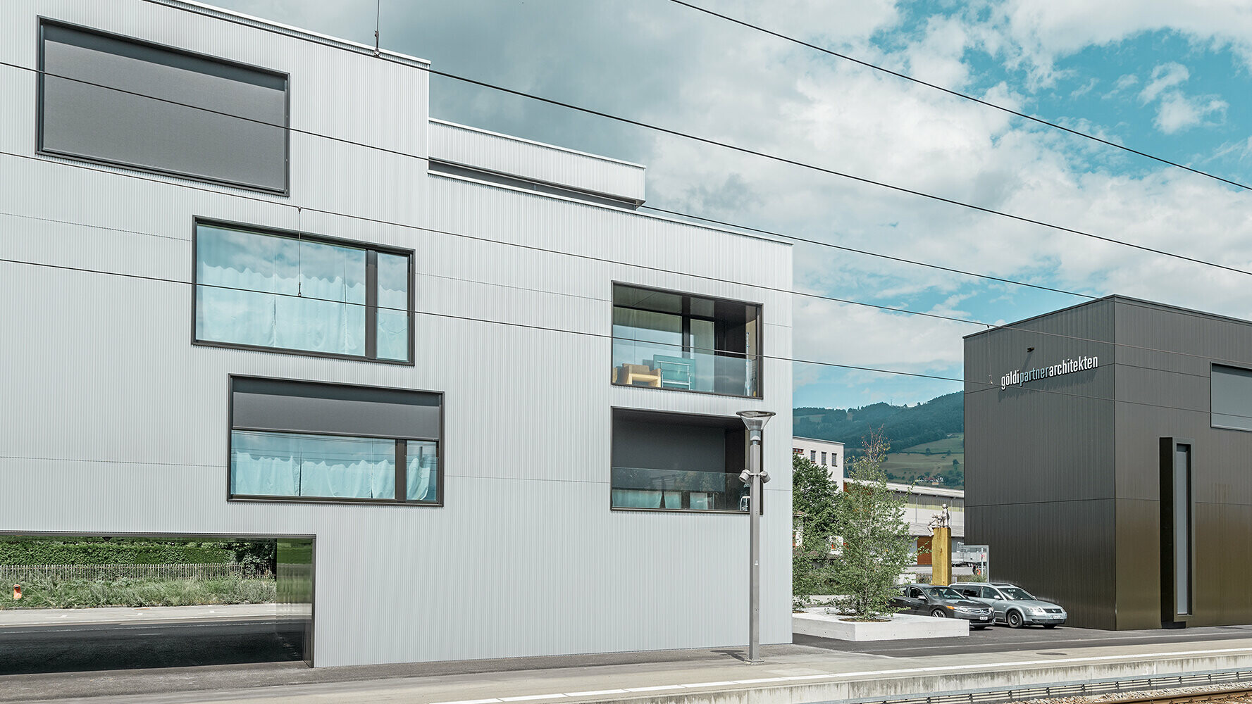 Wohn- und Bürogebäude mit PREFA Zackenprofilen an der Fassade
