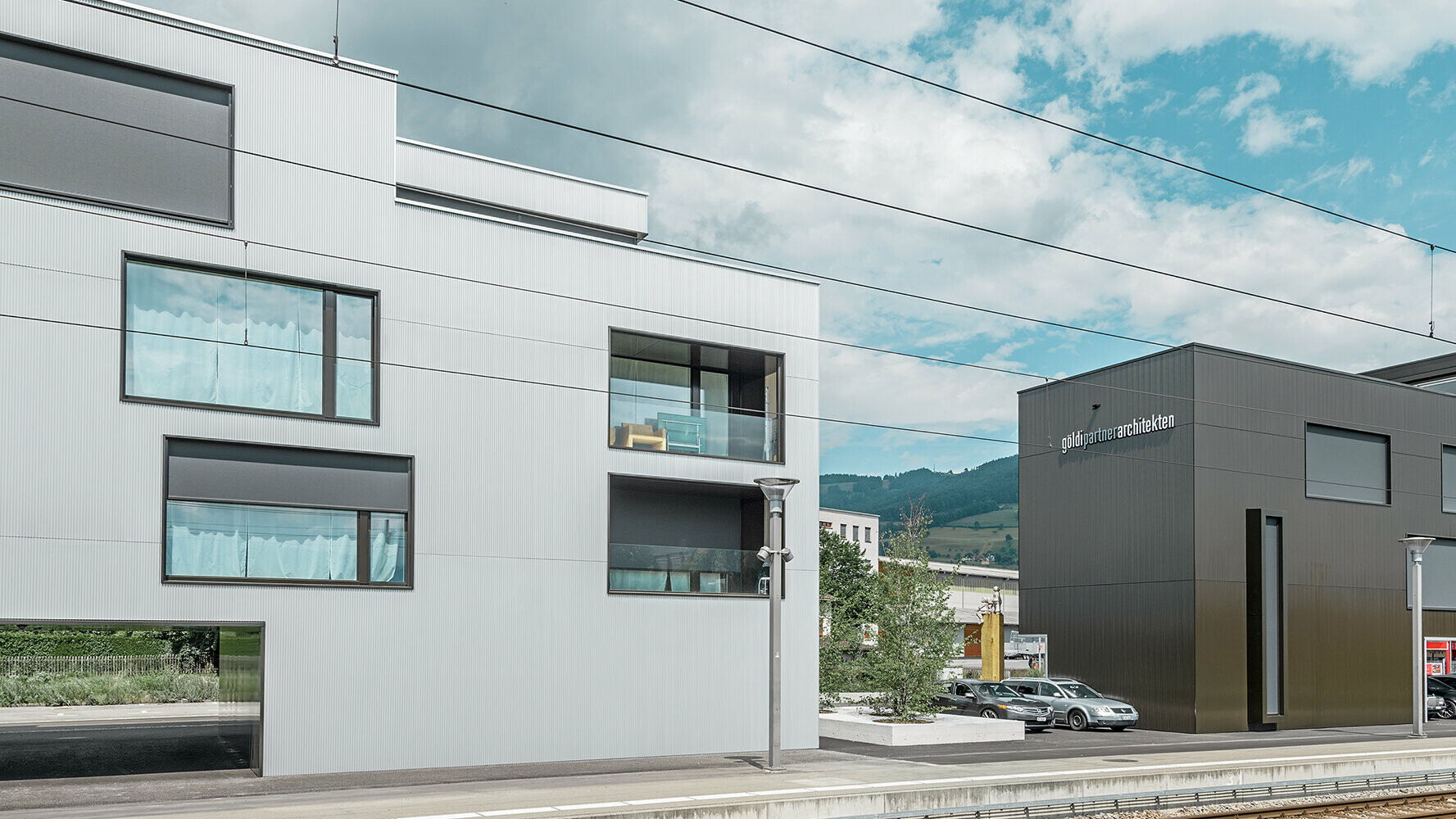 Wohn- und Bürogebäude mit PREFA Zackenprofilen an der Fassade