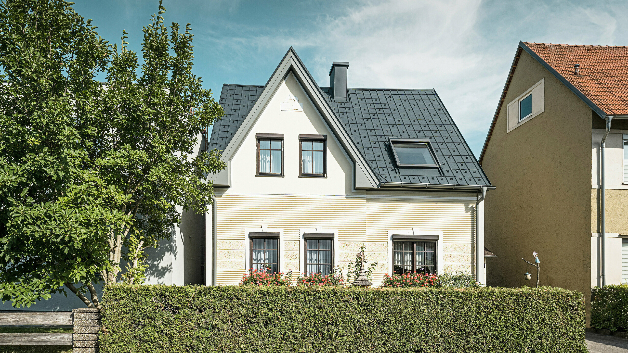 Detached house with PREFA roof tile in P. 10 anthracite