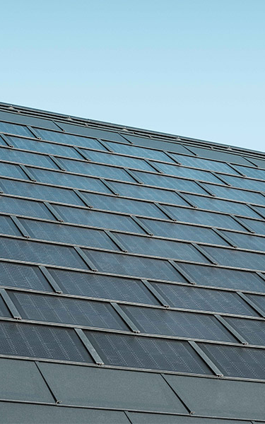 Površina pokrivena PREFA solarnom pločom u kombinaciji sa krovnom pločom R.16 u boji P.10 antracit.