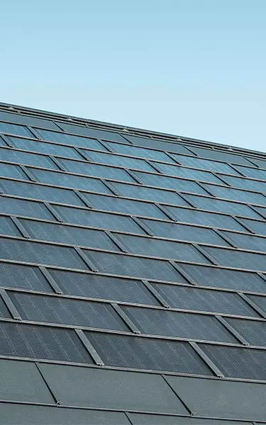 Površina pokrivena PREFA solarnom pločom u kombinaciji sa krovnom pločom R.16 u boji P.10 antracit.
