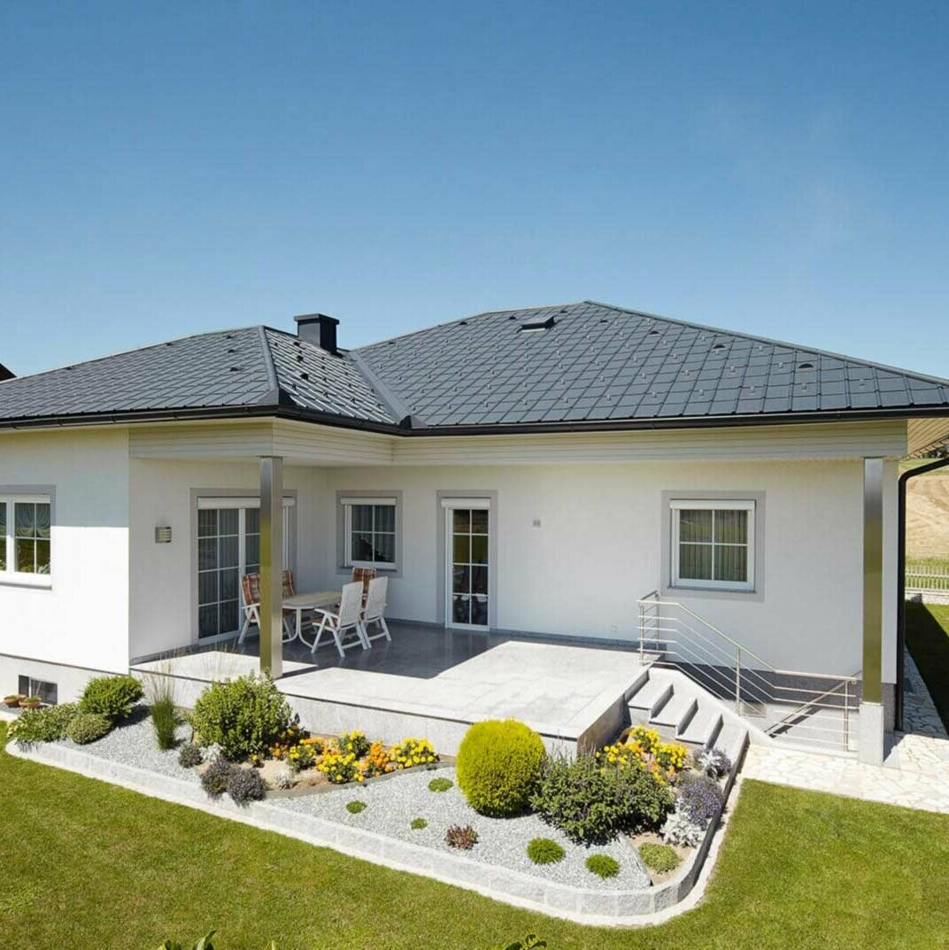 PREFA Dachplatte anthrazit Referenzbild Hier sieht man eine PREFA Dachplatte in der Farbe anthrazit auf einem Einfamilienhaus