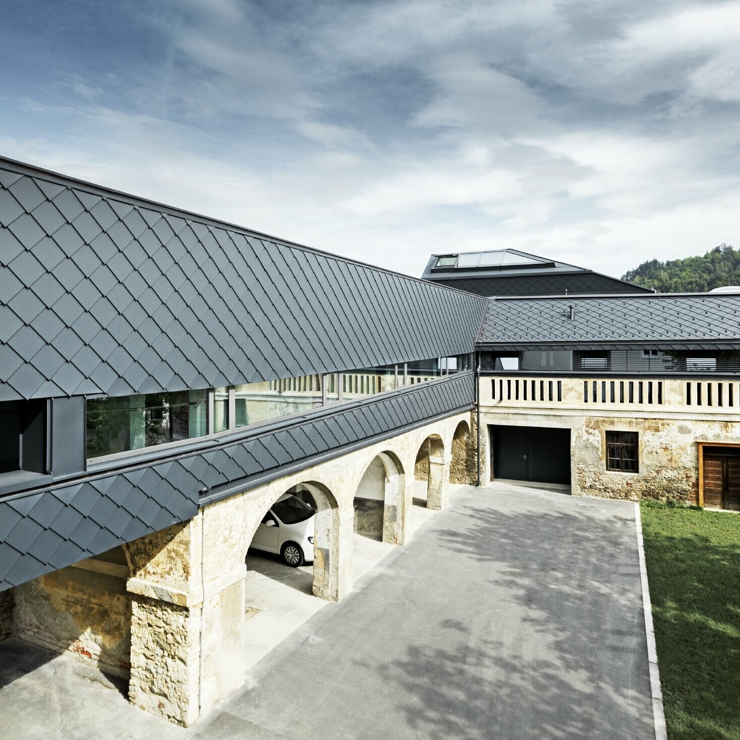 Denkmalgeschütztes Gebäude wurde im Obergeschoss mit der PREFA Wandraute 29 in Anthrazit verkleidet, so harmonieren die alten Strukturen im Erdgeschoss perfekt mit den neuen Rauten.