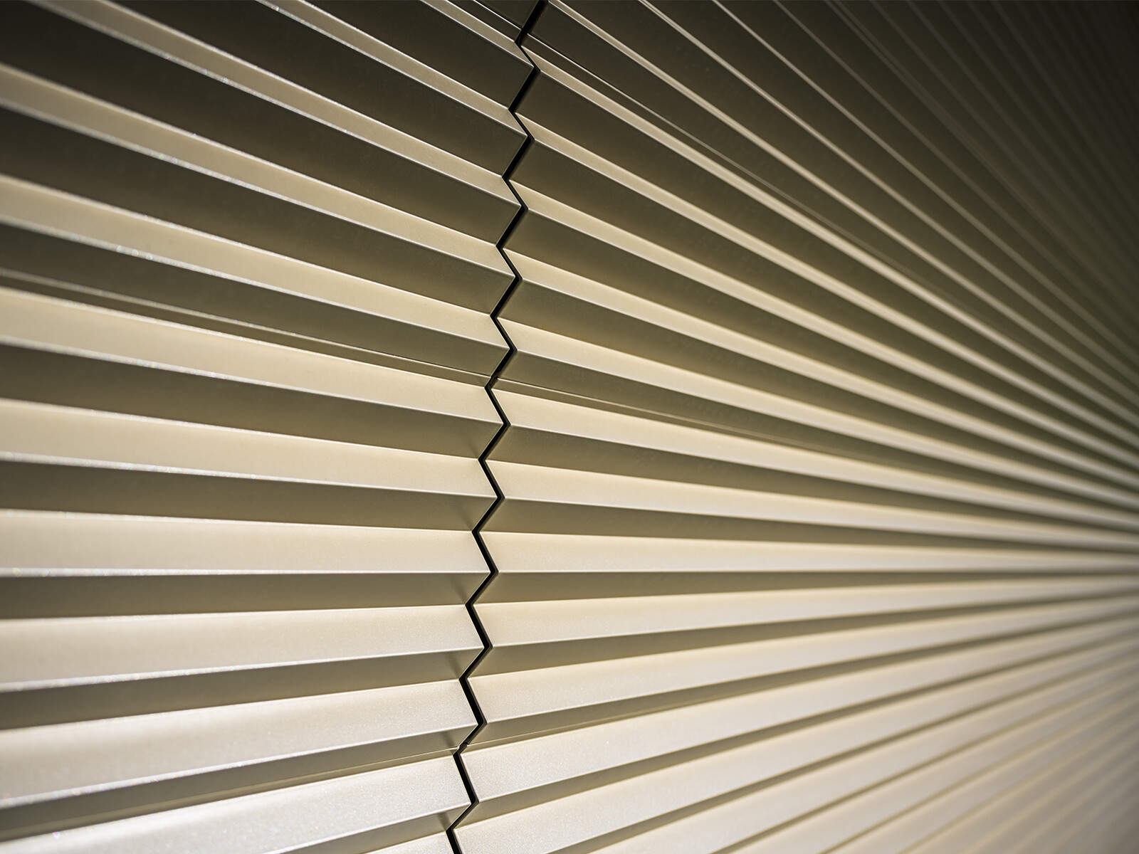 Detailansicht des PREFA Zackenprofils in der Farbe Bronze