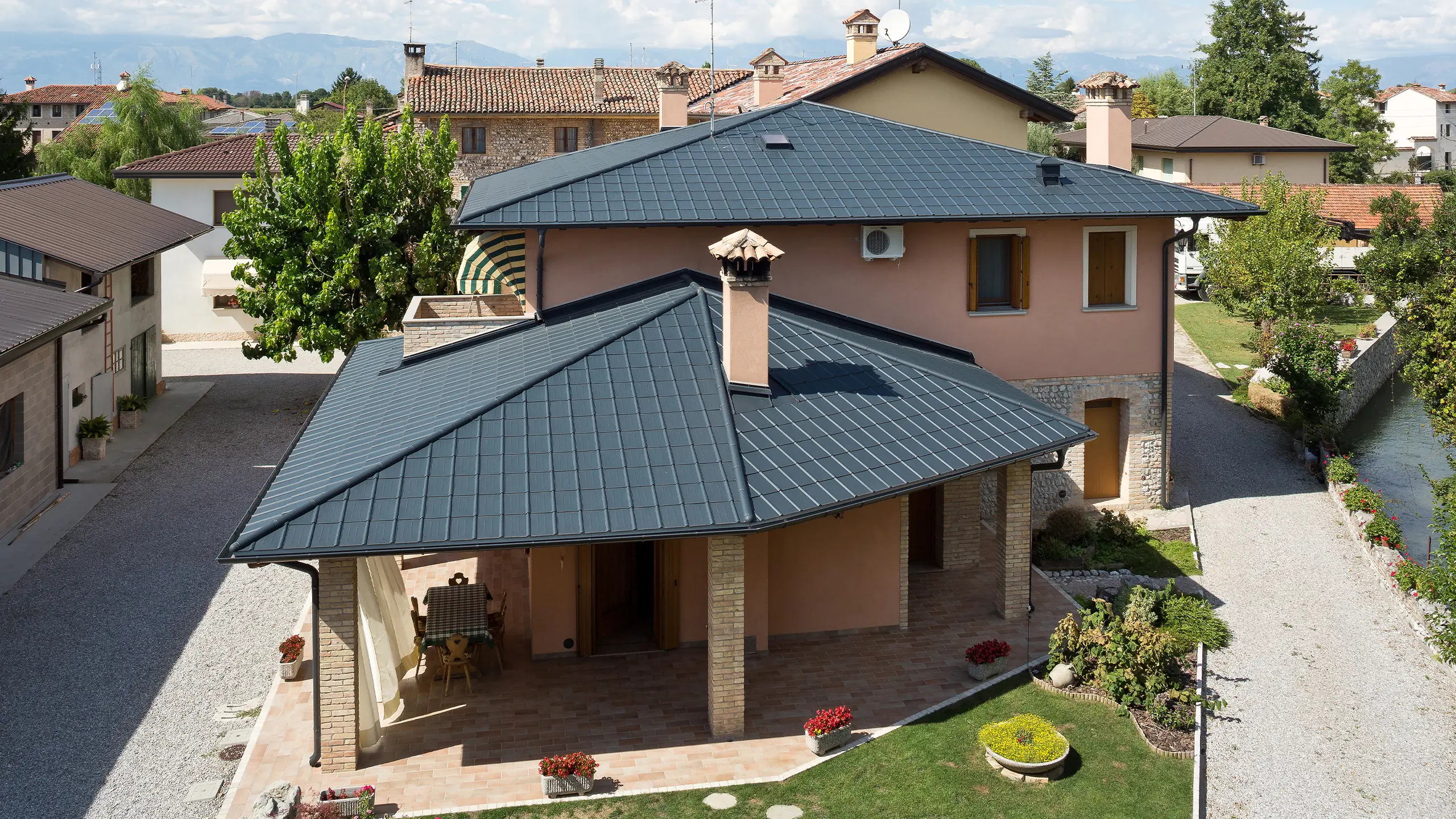 Italijanska vila sa tipičnim četvorovodnim (šatorastim) krovom sa PREFA krovnom pločom u P.10 antracit boji