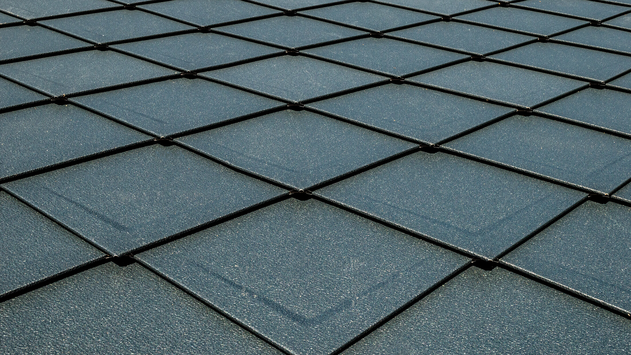 Verlegte Fläche mit Dachraute 29 × 29 in P.10 Anthrazit PREFA Dachraute 29 × 29 in P.10 Anthrazit mit Sicke in Fläche verlegt, Dach mit Schuppenoptik