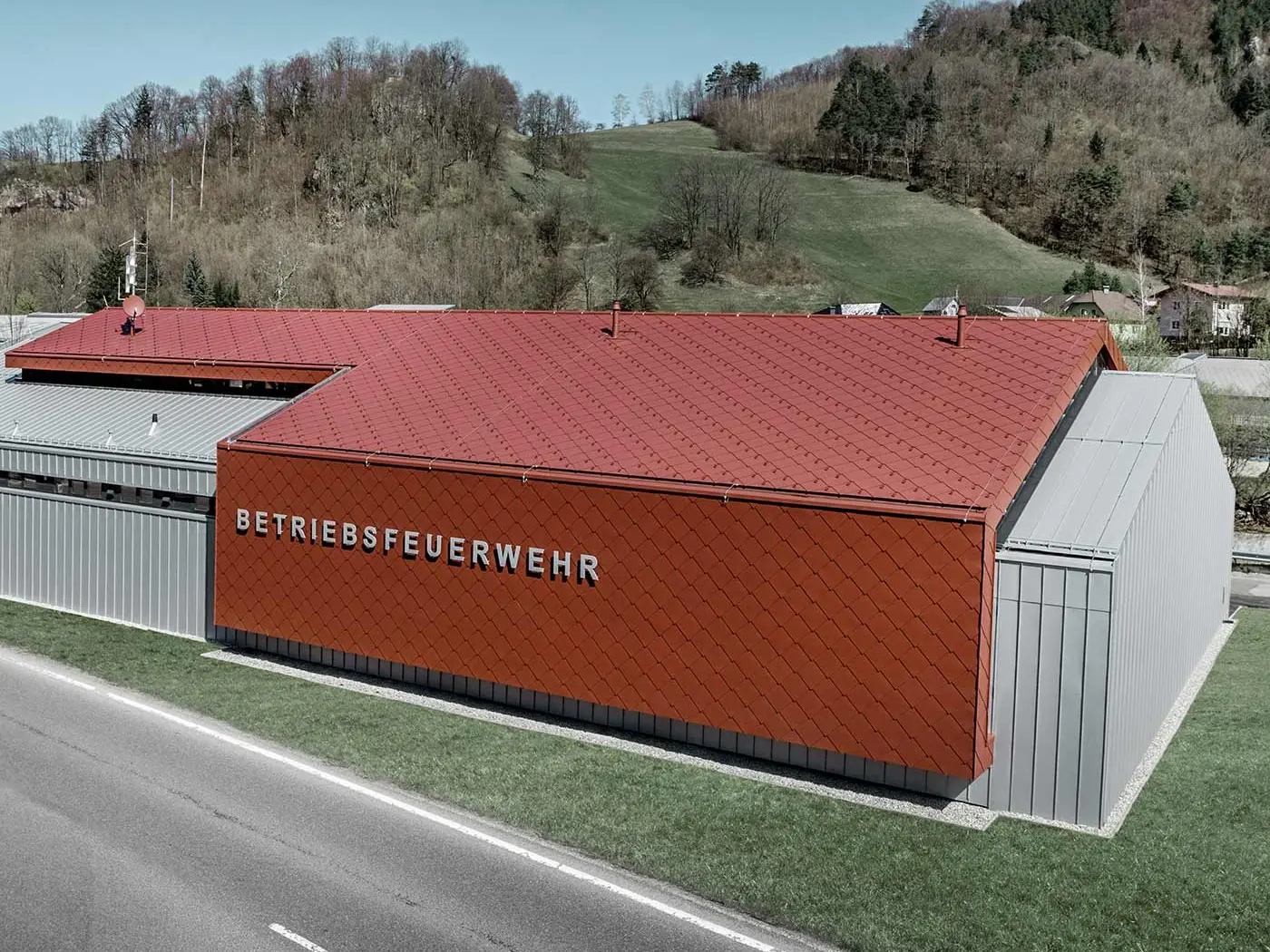 Nova vatrogasna stanica vatrogasne službe kompanija PREFA i Neuman Aluminium obložena je novim krovnim i zidnim rombovima 44 × 44 u boji P.10 oksid crvena, kao i Prefalz oblogom u srebrnoj metalik boji.