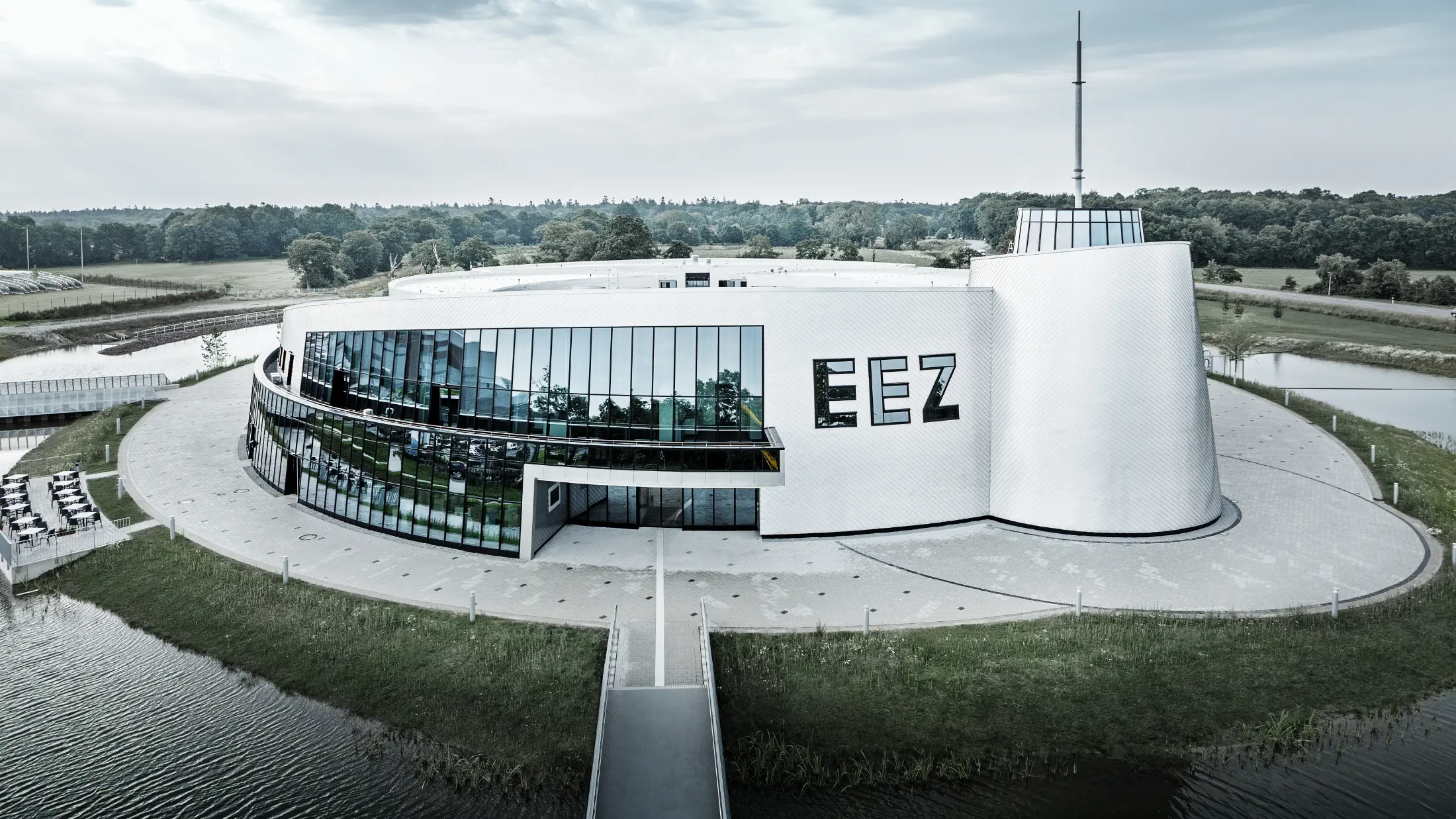 U naučno-obrazovnom centru u Auriuh (‘Energie-Erlebnis-Zentrum‘, EEZ), mnogi zaobljeni delovi zgrade obloženi su PREFA zidnim rombovima 20 × 20 u natur aluminijumu.