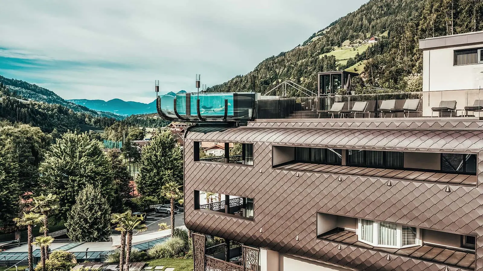 Pored PREFA fasadnih šindri, pažnju privlači impresivni bazen hotelskog dela.