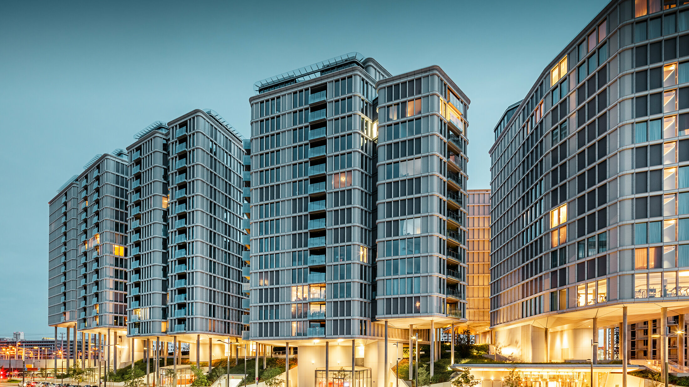 Belvedere in Wien mit Elementen der PREFA Profilwelle in Silbermetallic bei Nacht fotografiert