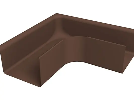 Abgebildet ist ein brauner PREFA Kastenrinnenwinkel 90° außen aus hochwertigem Aluminium. Das stabile Dachrinnenzubehör dient zur sicheren Verbindung von Kastenrinnen über Außenecken und sorgt für eine zuverlässige Dachentwässerung. Der Rinnenwinkel ist in den Größen 250, 333, 400 und 500 erhältlich.