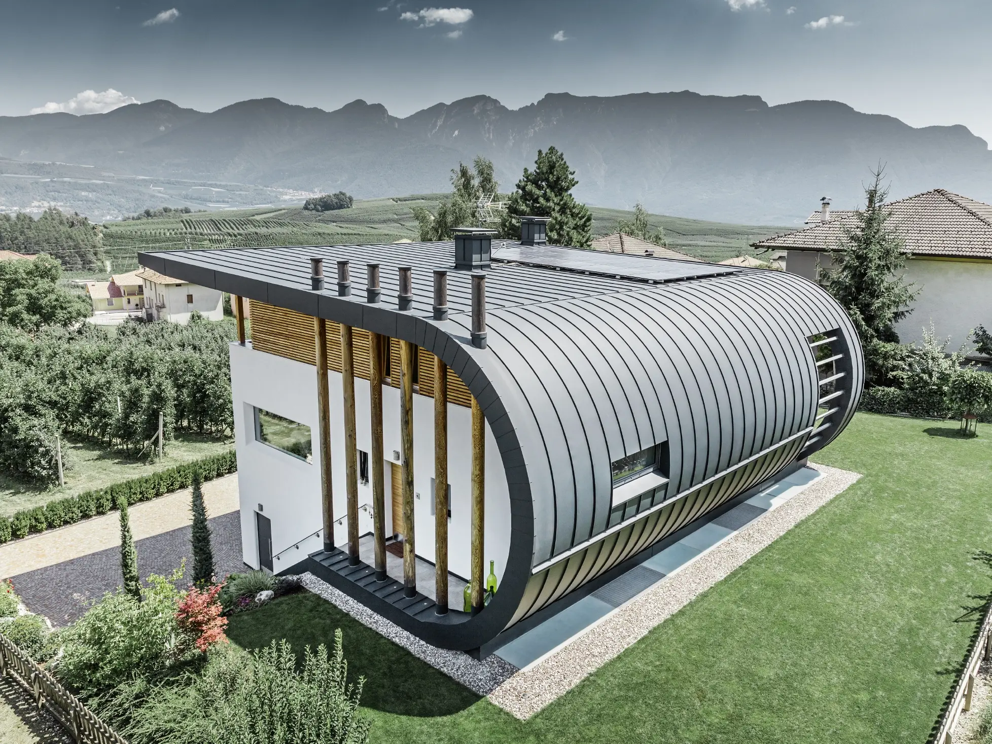 Snimak iz vazduha kuće Casa Giovannini u Italiji sa zaobljenom fasadom od Prefalz materijala u P.10 antracit boji.