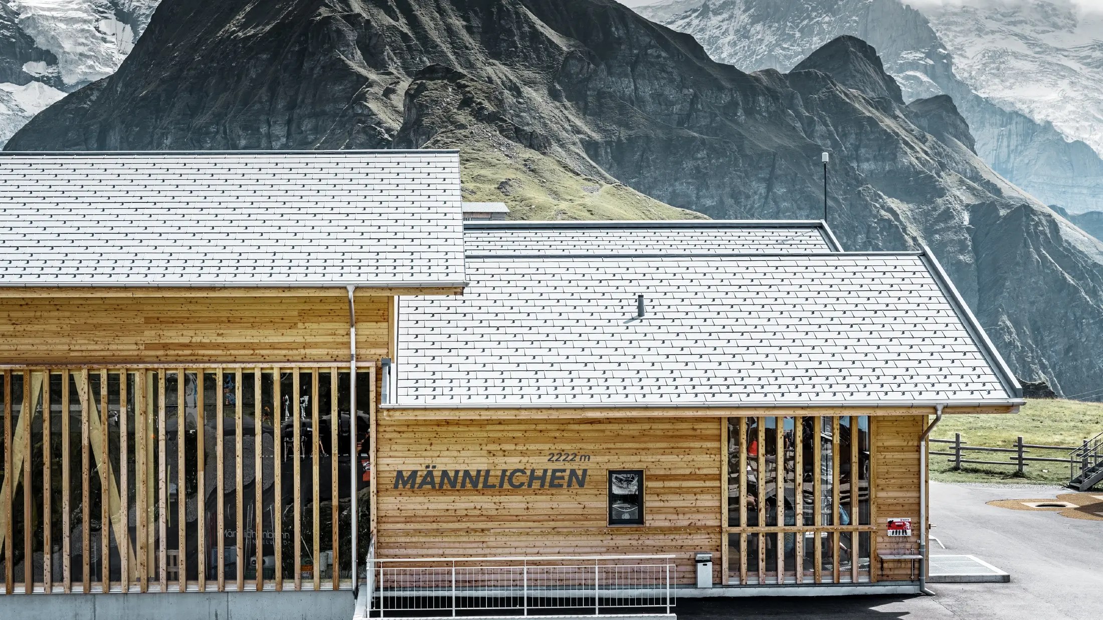 Planinska stanica Grindelwald-Männlichen pokrivena PREFA krovnom pločom R.16 u boji P.10 kamen siva