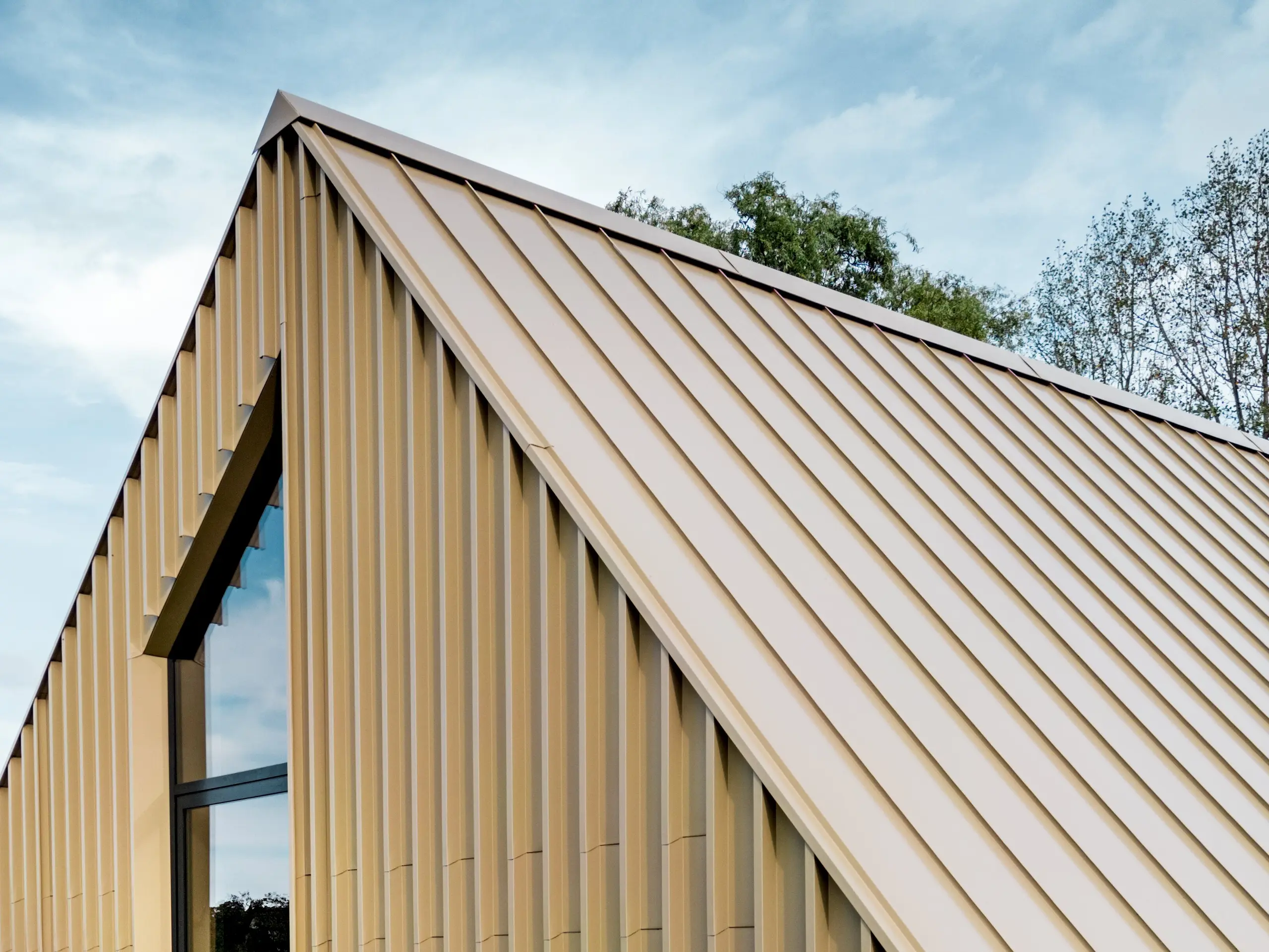 PREFA Falzonal Fassade im Farbton Neukupfer