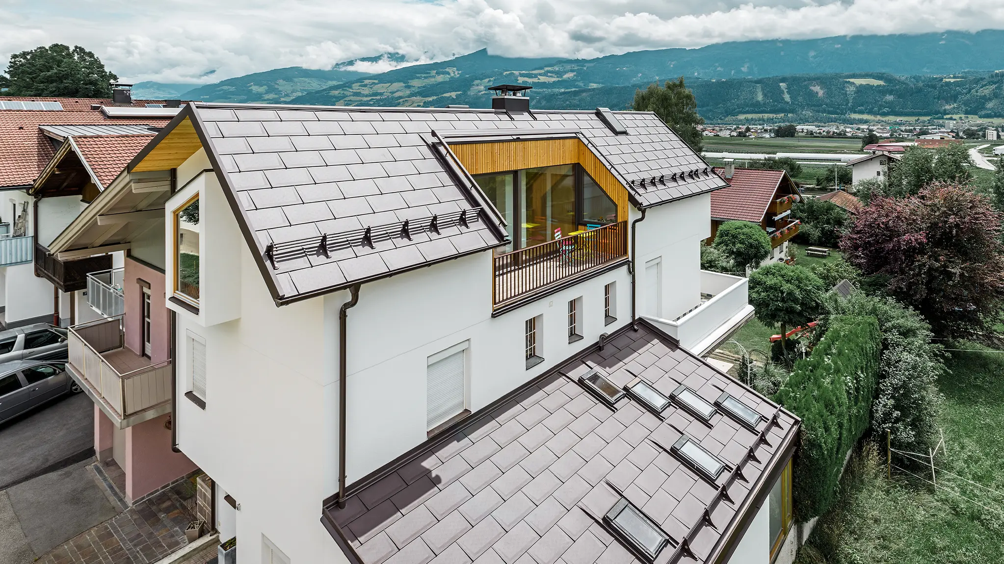 Nova stambena kuća u Tauru pokrivena je novom krovnom pločom R.16 proizvođača PREFA u braon boji.