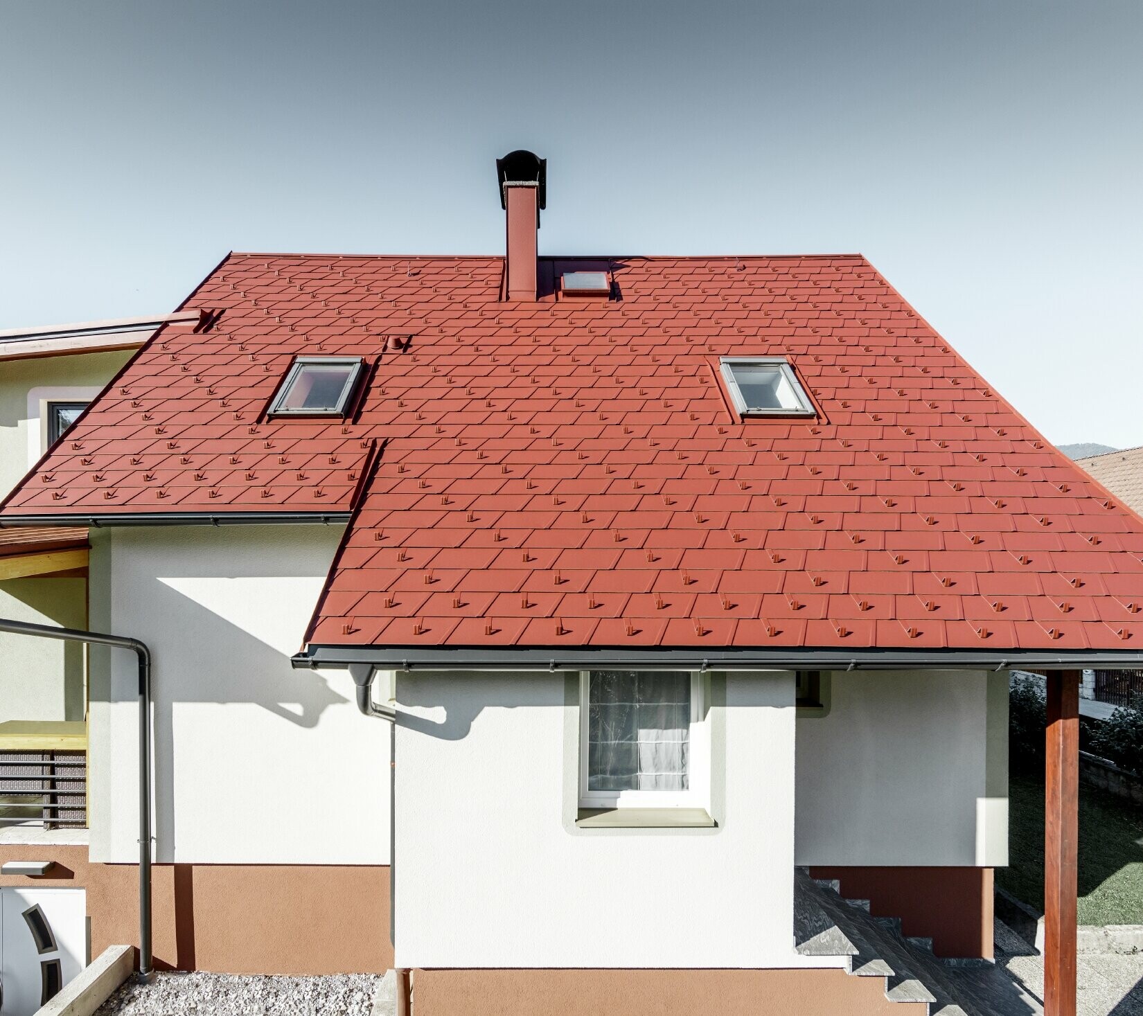 Dachsanierung mit der Dachschindel DS.19 in Oxydrot  Saniertes Einfamilienhaus mit neuem PREFA Dachschindel-Dach, verlegt wurde die DS.19 in der Farbe oxydrot.
