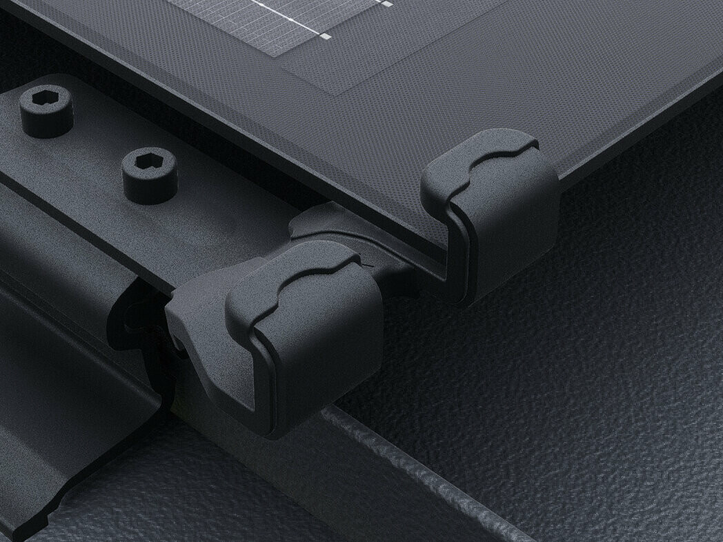  Nahaufnahme eines PREFALZ-Solarmoduls mit schwarzer Antirutsch-Modulschutzfolie. Die Module sind direkt auf den Falzflächen des PREFALZ-Dachsystems montiert.