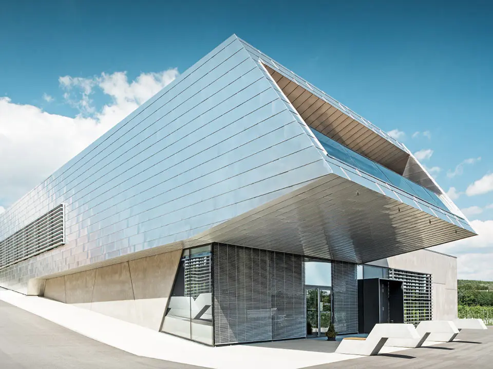Centar za vinsku ekspertizu Krems sa PREFALZ krovnim i fasadnim elementima kao pločastom oblogom