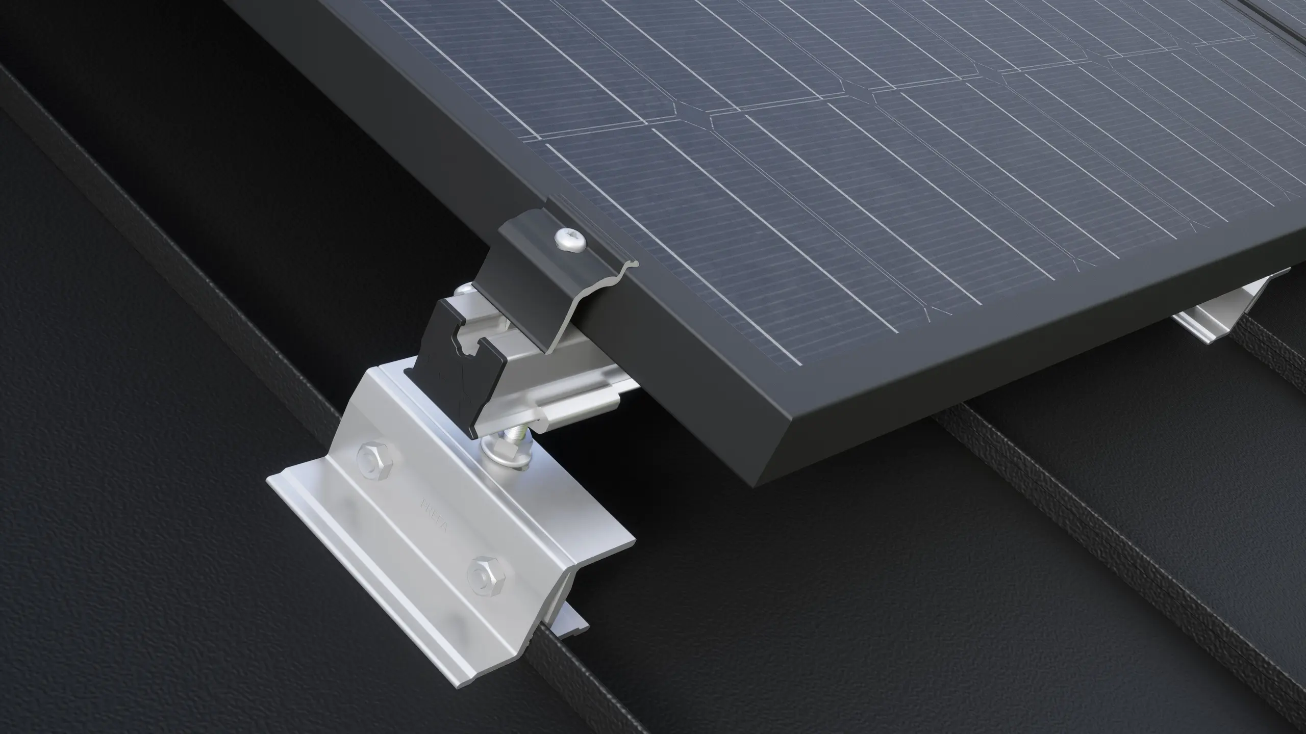 Krupni plan nosača za montažu solarnog panela PREVARIO PREFALZ, postavljenog na tamnom PREFA krovu koji nosi profilnu šinu. Solarni panel je pričvršćen za profilnu šinu pomoću PREVARIO završne stezaljke.
