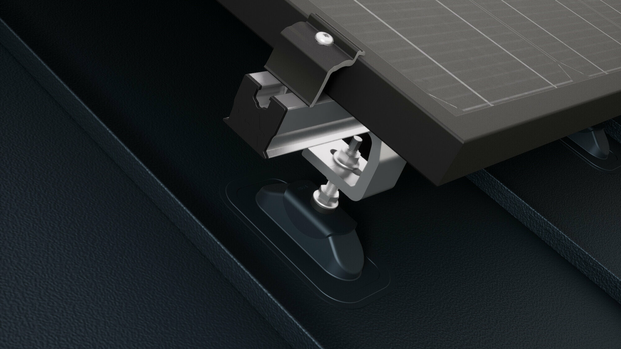 Krupni plan nosača za montažu solarnog sistema PREVARIO Sunny, instaliranog na PREFALZ krovu koji nosi profilnu šinu. Solarni modul je pričvršćen za profilnu šinu pomoću PREVARIO završne stezaljke.