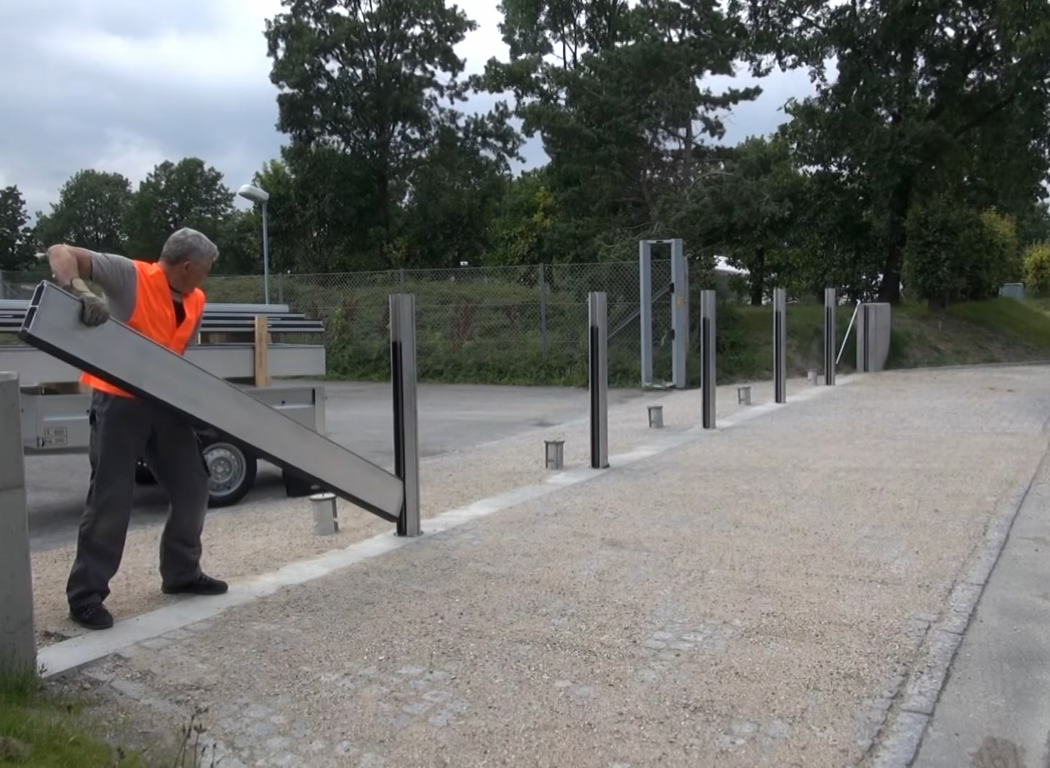 Installation des mobile Hochwasserschutzes von PREFA Ein Mann installiert den PREFA Hochwasserschutz.