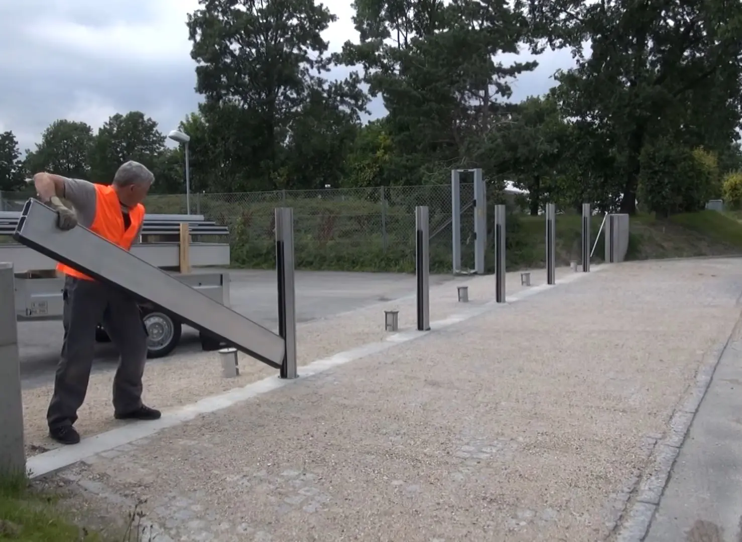Čovek instalira PREFA zaštitu od poplava.