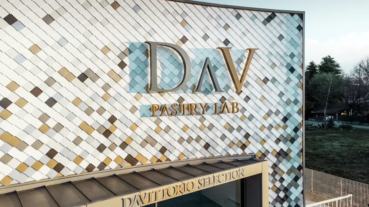 Poslovna zgrada DAV Pastry Lab-a u Bergamu sa prošaranom fasadom od zidnih rombova u bojama P.10 braon, bronza, P.10 tamnosiva, maya zlatna, natur aluminijum, P.10 Prefa bela i P.10 čisto bela 