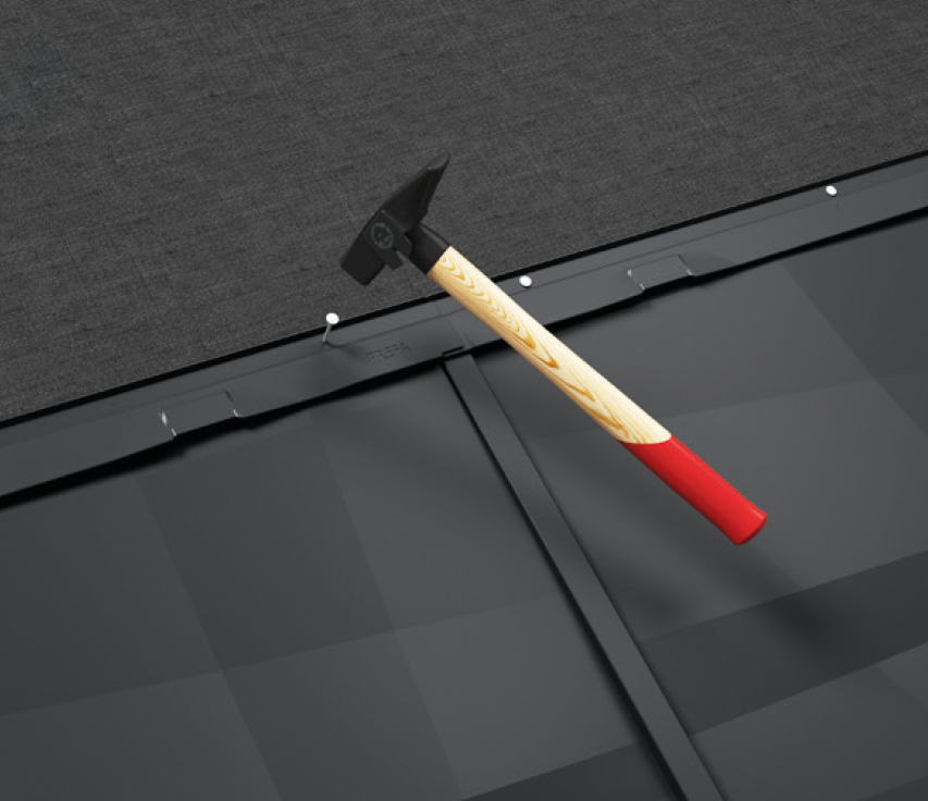 Das PREFA Dachpaneel FX.12 wird durch eine Haftleiste am Produkt mit Nägeln auf der Unterkonstruktion befestigt.