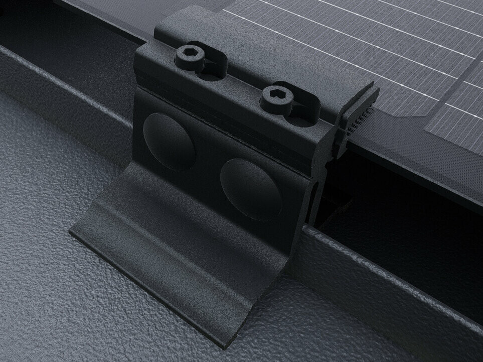 Nahaufnahme des PREFALZ Solarmoduls mit Endklemmen in Schwarz. Die Module sind am PREFALZ Dachsystem, direkt auf den Falzen, montiert. 