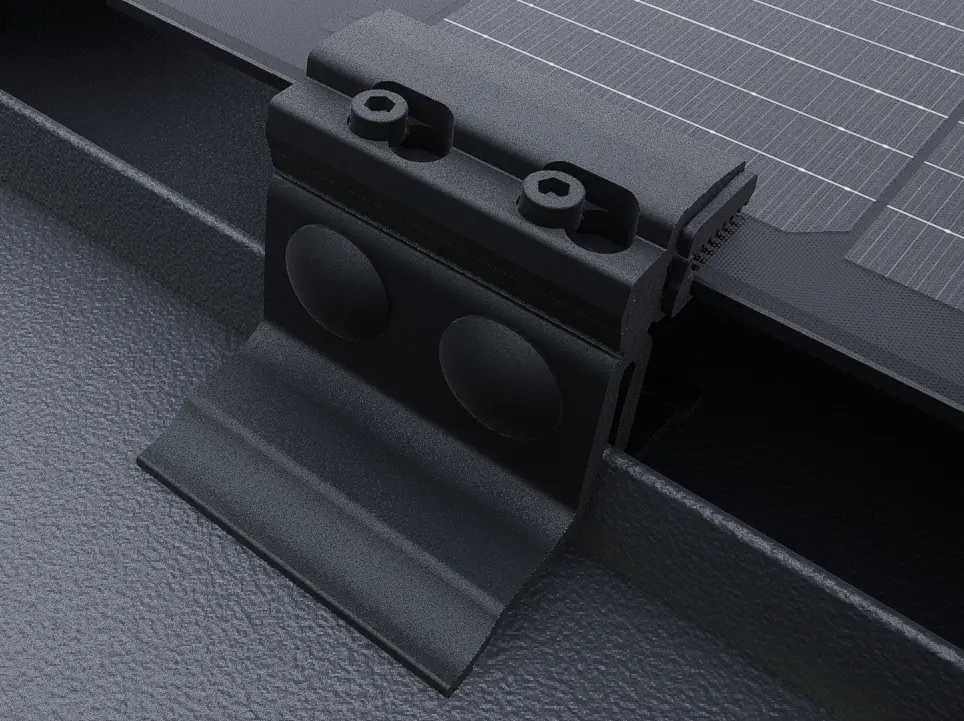 Nahaufnahme des PREFALZ Solarmoduls mit Endklemmen in Schwarz. Die Module sind am PREFALZ Dachsystem, direkt auf den Falzen, montiert. 
