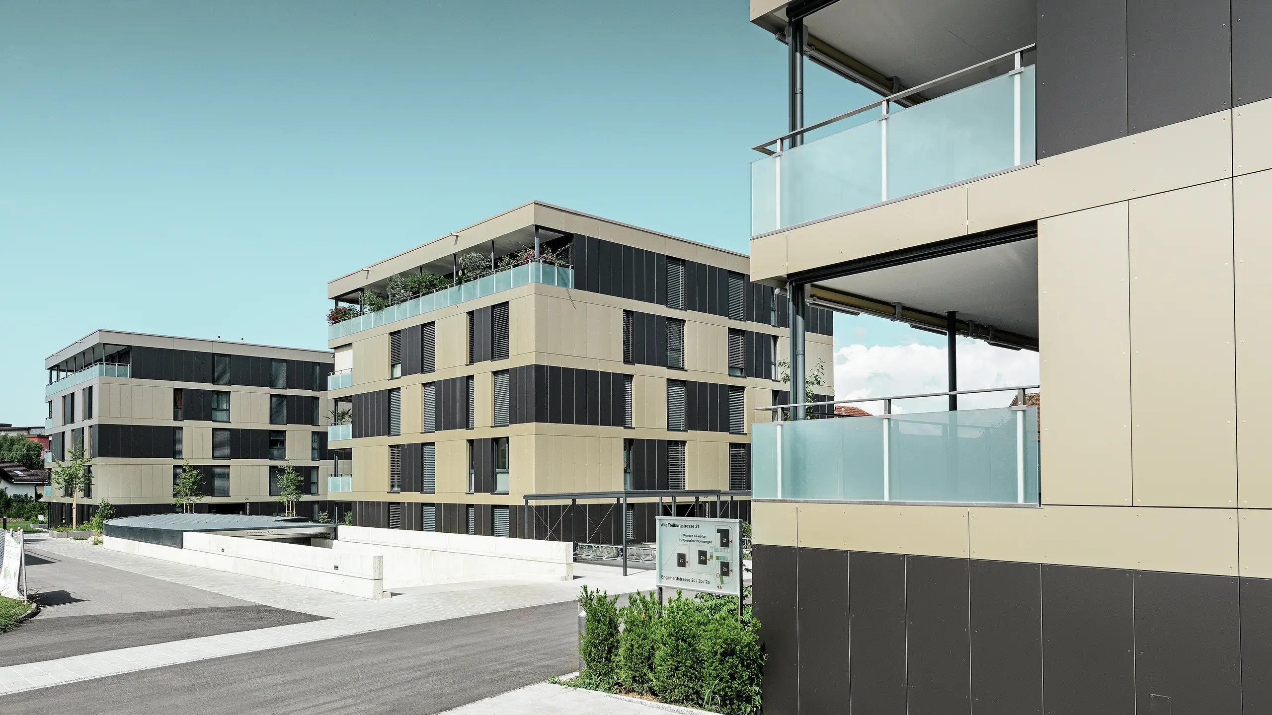 Moderni stambeni kompleks u Murtenu (Švajcarska) impresionira PREFA fasadom obloženom aluminijumskim kompozitnim panelima u bronzanoj i crno-sivoj boji. Ova kombinacija stvara bezvremenski i elegantan izgled. Izdržljivi paneli nude ne samo estetske prednosti već i odličnu zaštitu od vremenskih uslova, čineći fasadu i funkcionalnom i atraktivnom.
