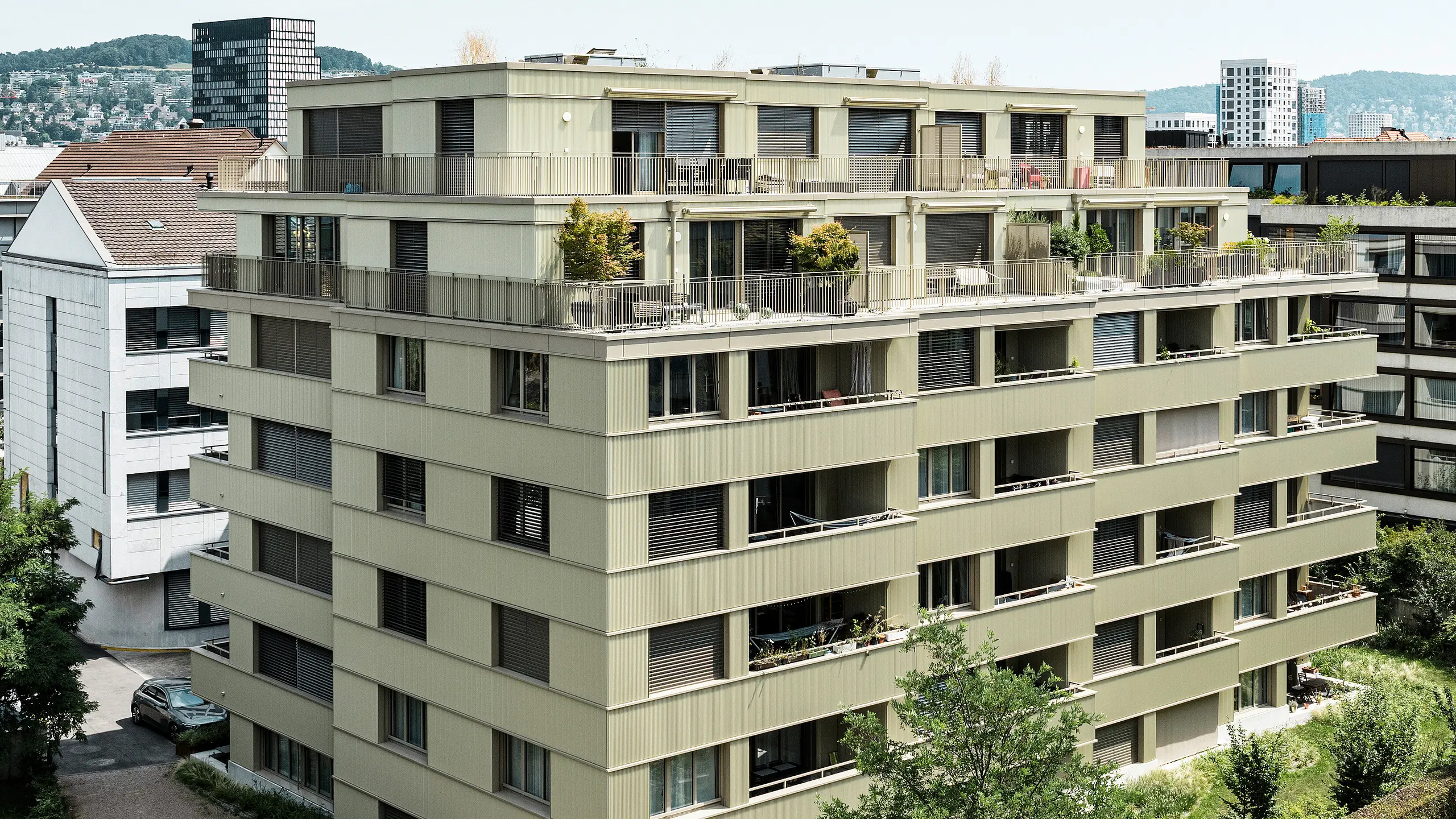 Das moderne Wohngebäude "Stetterhaus" in Altstetten, Zürich wird umhüllt von einer einzigartigen Fassade - PREFA Zackenprofil in der Sonderfarbe Perl-Metallic.