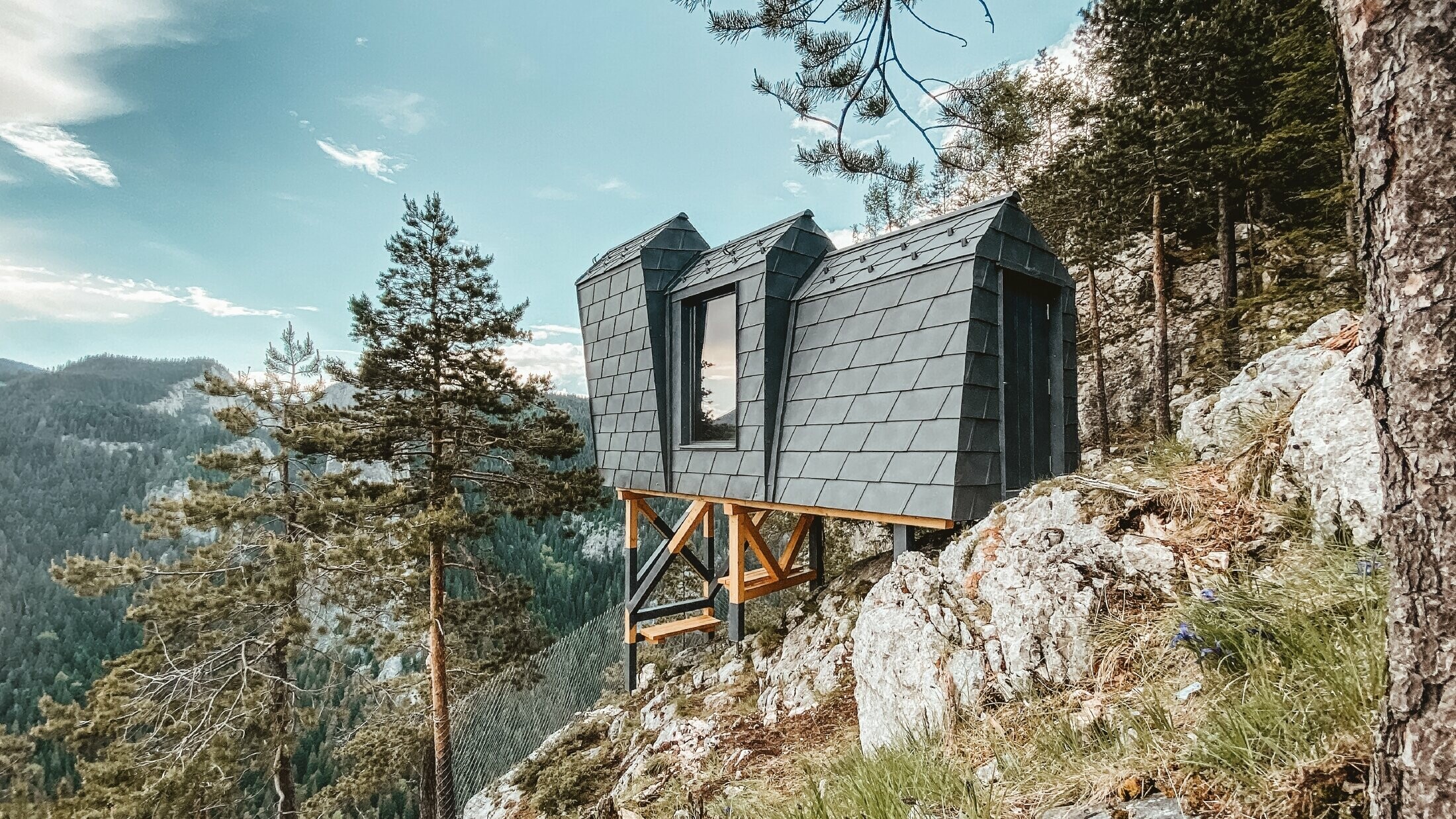 Bivouac with DS.19 roof shingle in P.10 stone grey