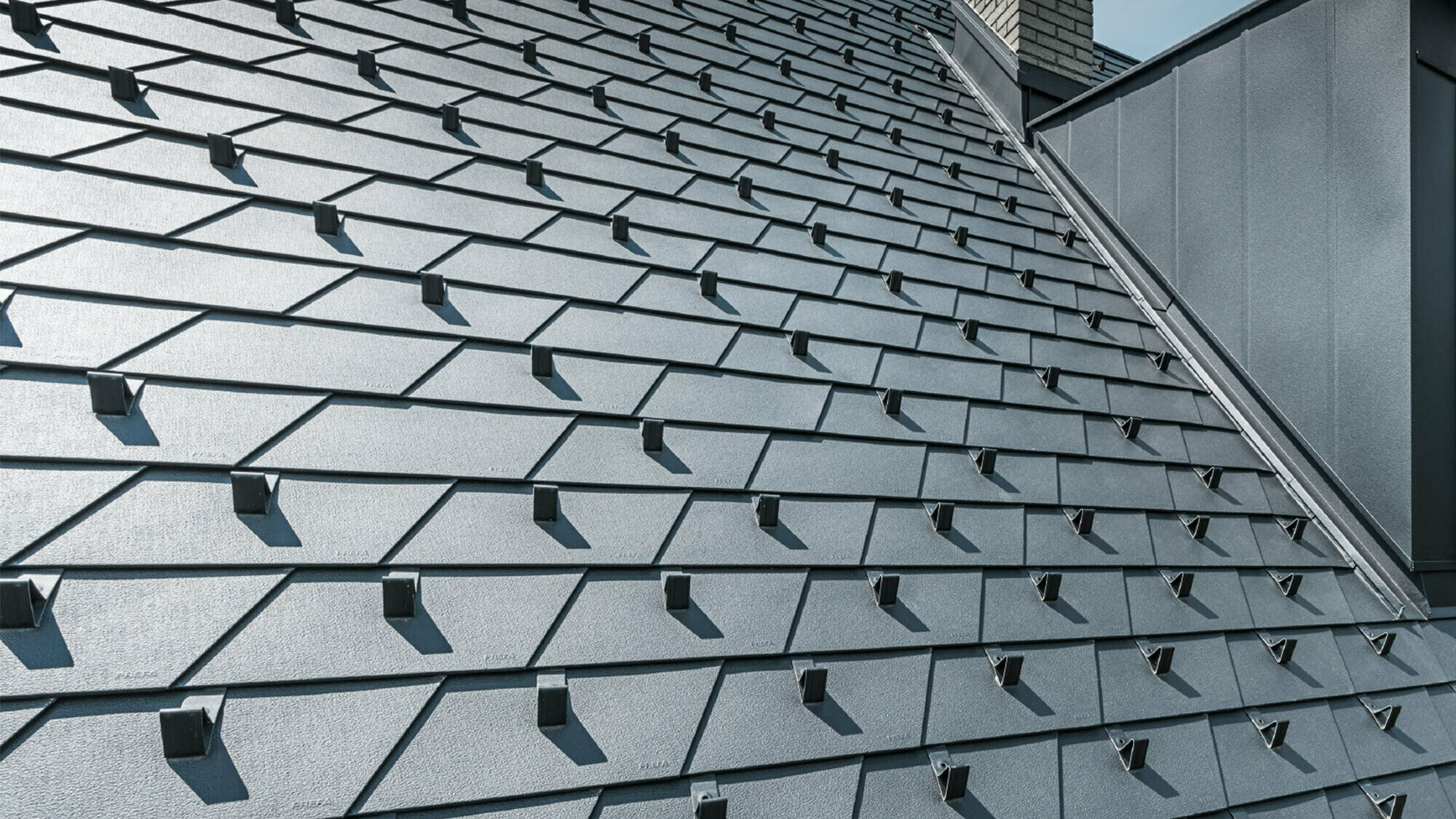 PREFA Dachschindel in P.10 Schwarz Neu saniertes Dach mit der PREFA Dachschindel in P.10 Schwarz inkl. Schneestopper, Gaube verkleidet mit PREFA Aluminium