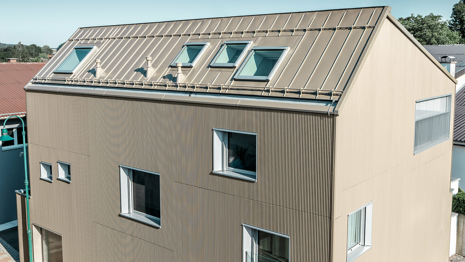 Modernes Wohnhaus mit Dacheindeckung und Fassadenverkleidung aus Aluminium von PREFA