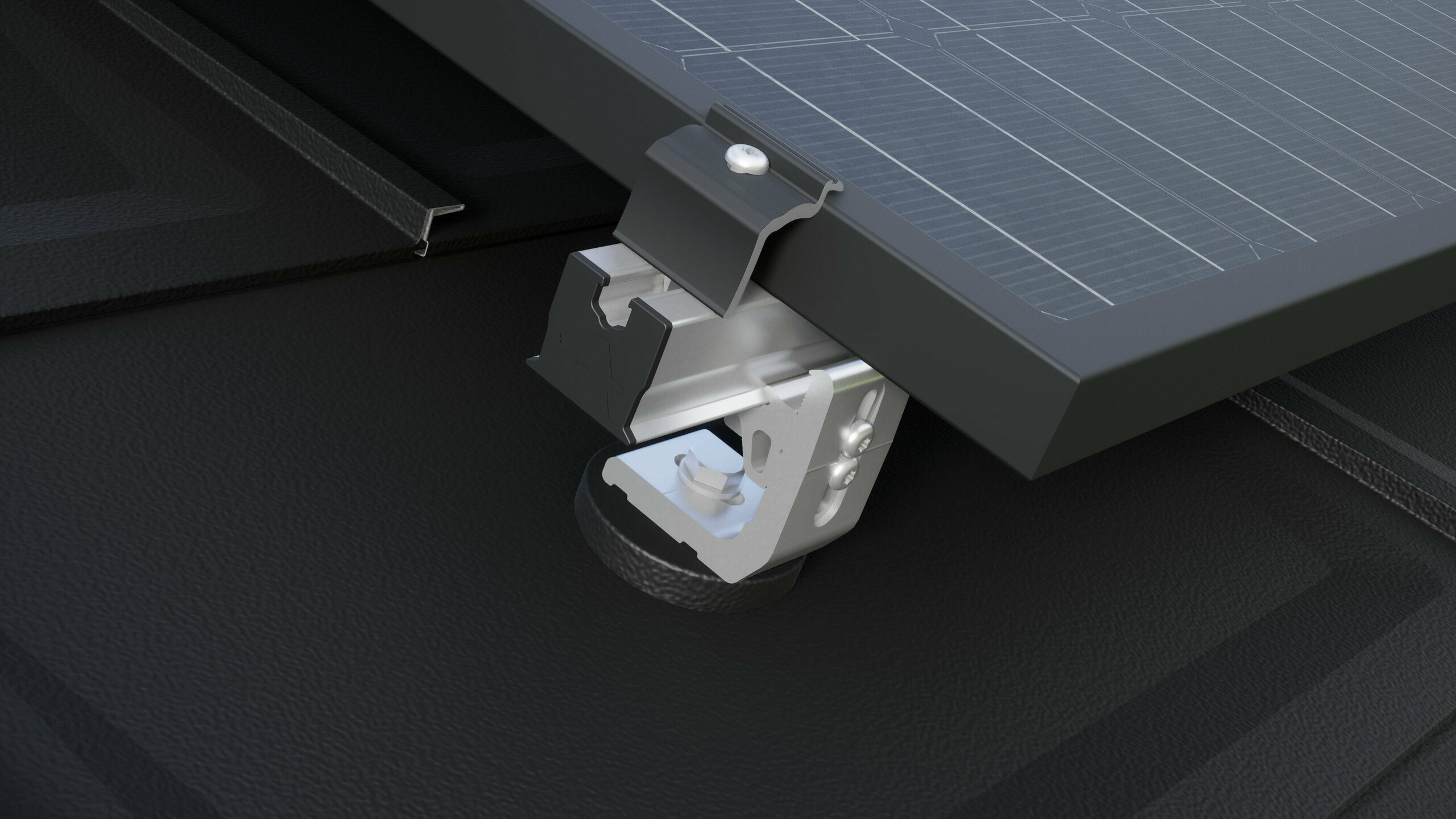 Krupni plan nosača za solarni sistem PREVARIO 3.S, postavljenog na tamnom PREFA krovu, koji nosi profilnu šinu. Solarni modul je pričvršćen za profilnu šinu pomoću PREVARIO završne stezaljke.