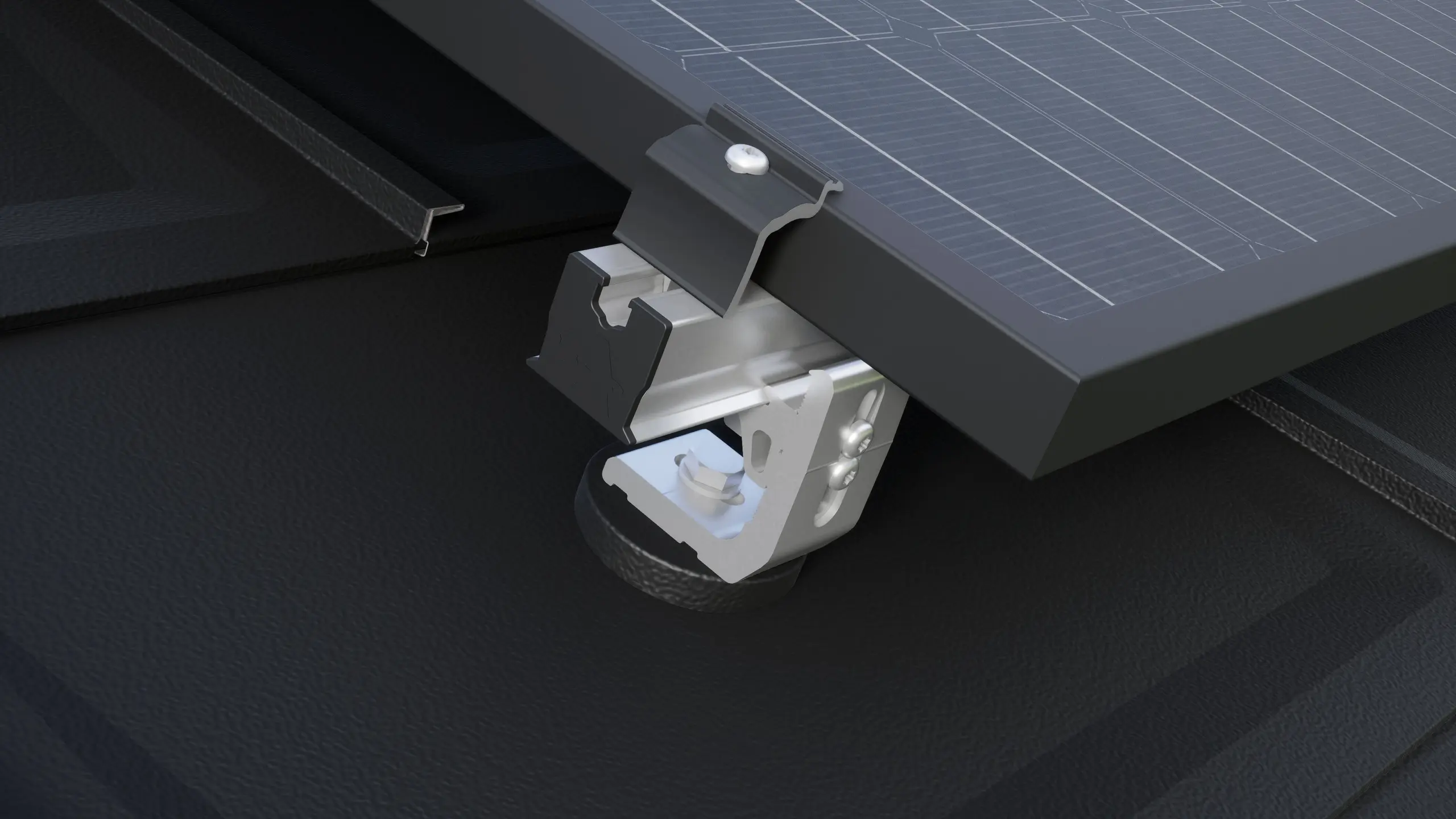 Krupni plan nosača za solarni sistem PREVARIO 3.S, postavljenog na tamnom PREFA krovu, koji nosi profilnu šinu. Solarni modul je pričvršćen za profilnu šinu pomoću PREVARIO završne stezaljke.
