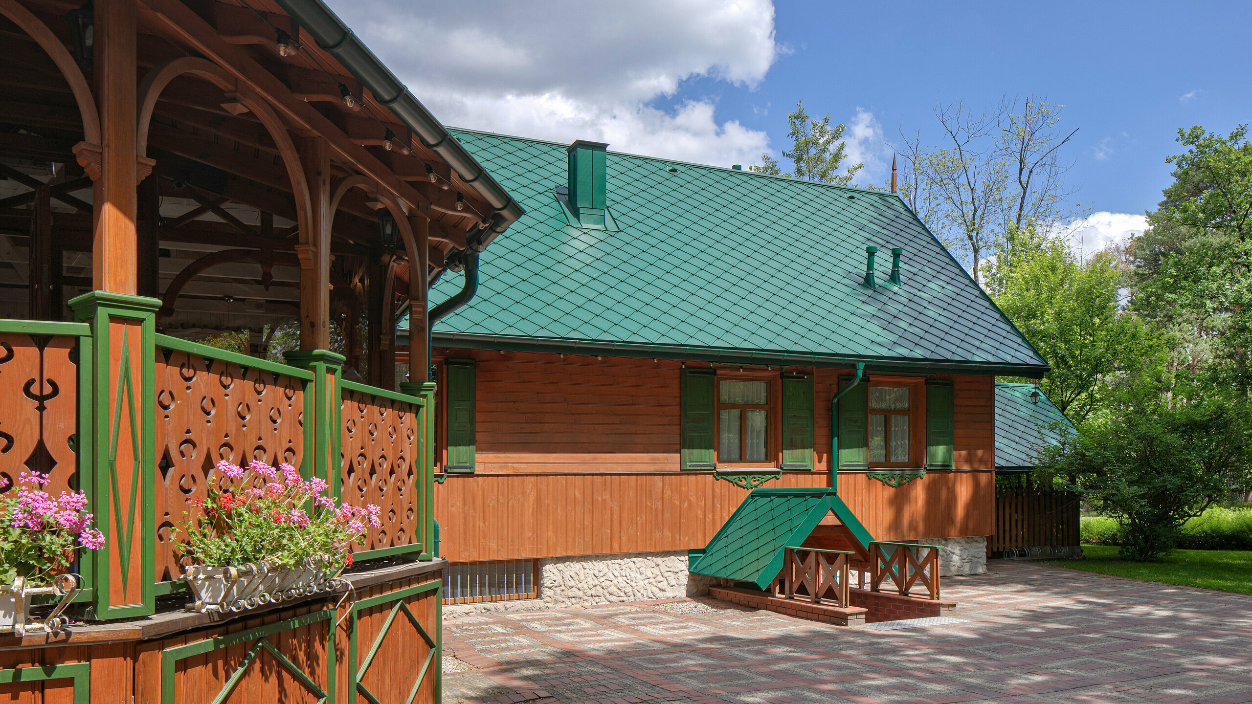 Cukiernia Sosenka Cukiernia Sosenka mit PREFA Dachraute sowie Ablaufrohr und Hängerinne in Moosgrün