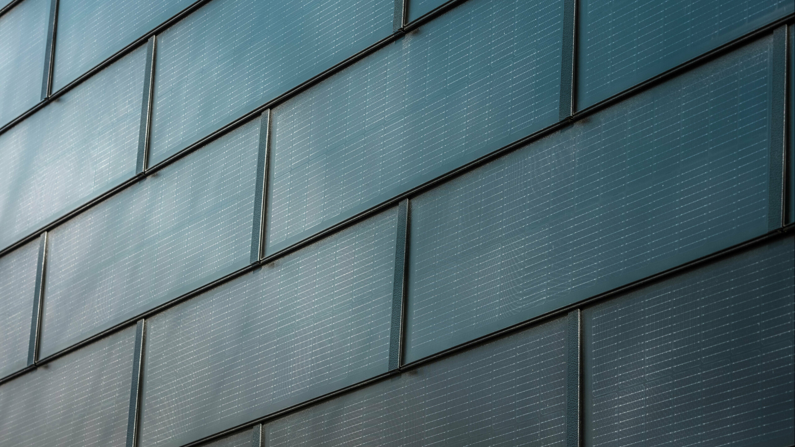 Nahaufnahme der PREFA Solardachplatten, welche auf einer Fassade montiert wurde.