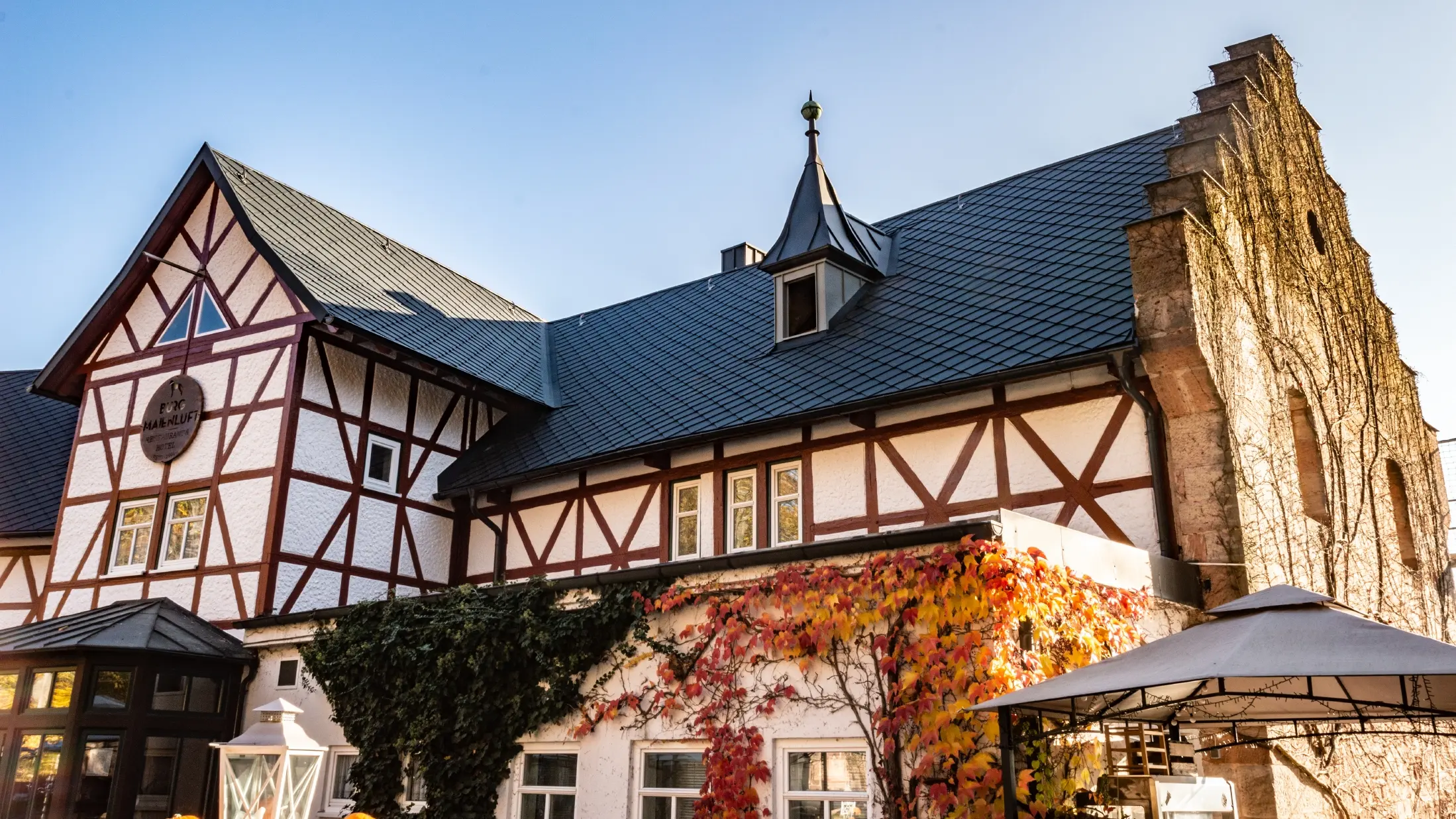 Hotel Burg Maienluft pokriven je  PREFA krovnim rombovima 29 × 29 u antracit boji, dok je fasada zgrade tradicionalna drvena konstrukcija