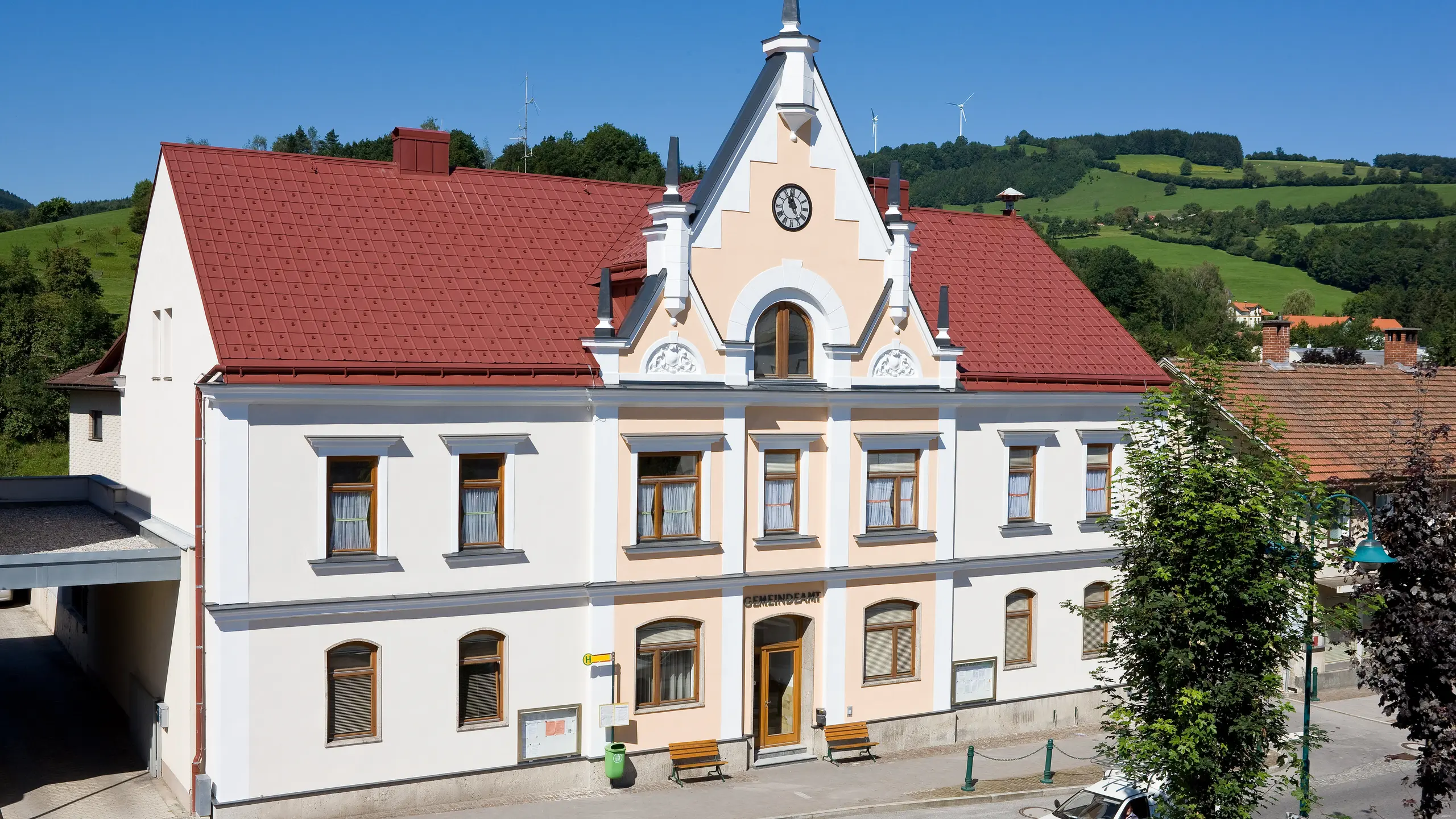Opštinska kancelarija Traizena prekrivena PREFA krovnom pločom i PREFA okrovnim olukom (nadgradni oluk)