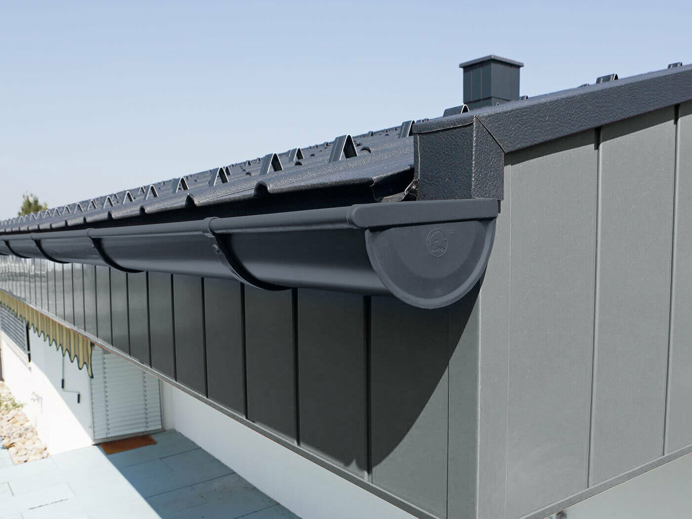 PREFA Hängerinne mit Rinnenhaken in Anthrazit PREFA Hängerinne mit Rinnenhaken in Anthrazit, das obere Stück der Fassade ist mit den PREFA Sidings verkleidet.