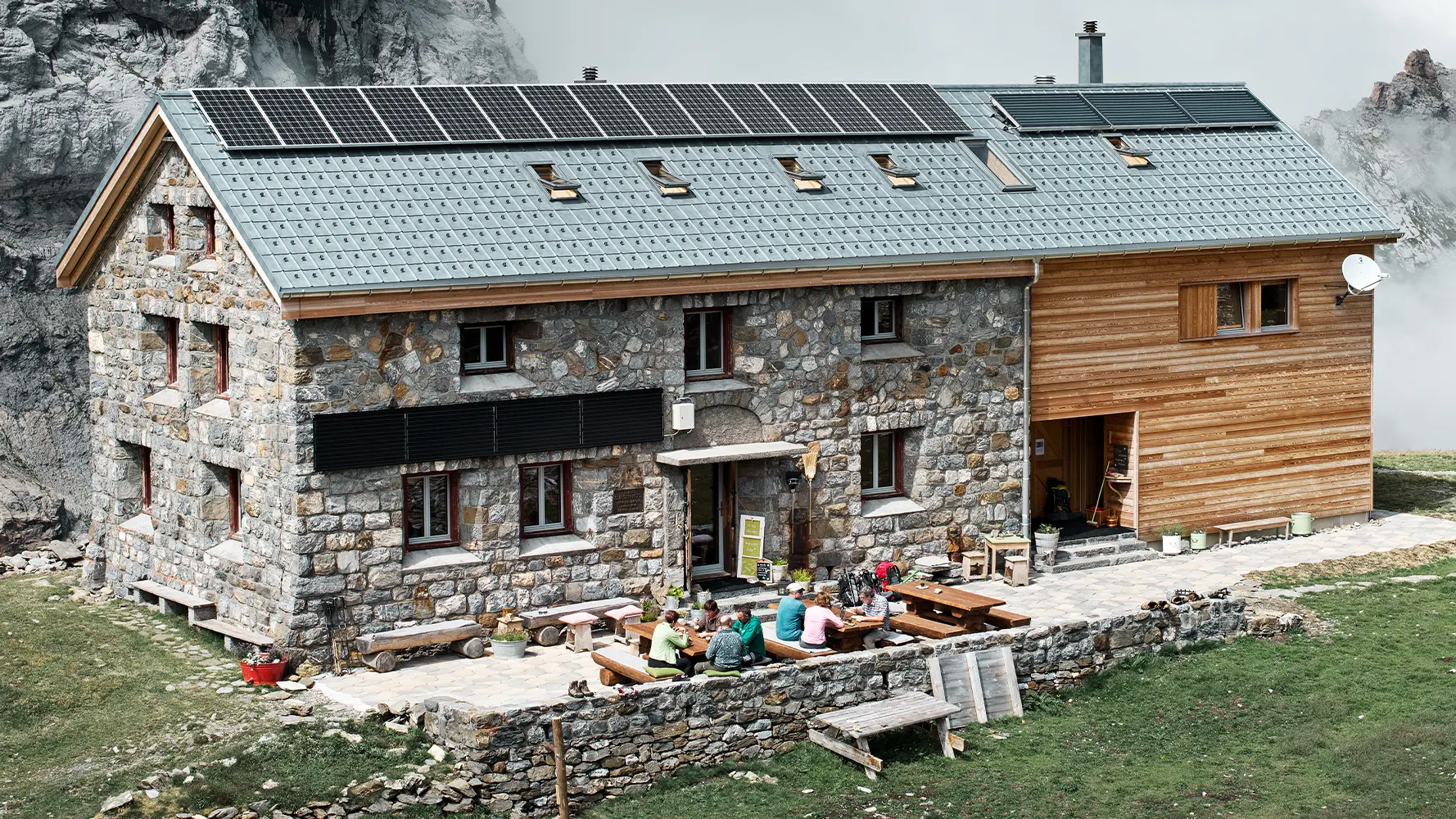 Švajcarski planinarski dom Clariden nalazi se na visini od preko 2000 metara i pokriven je PREFA krovnim pločama u boji P.10 kamen siva