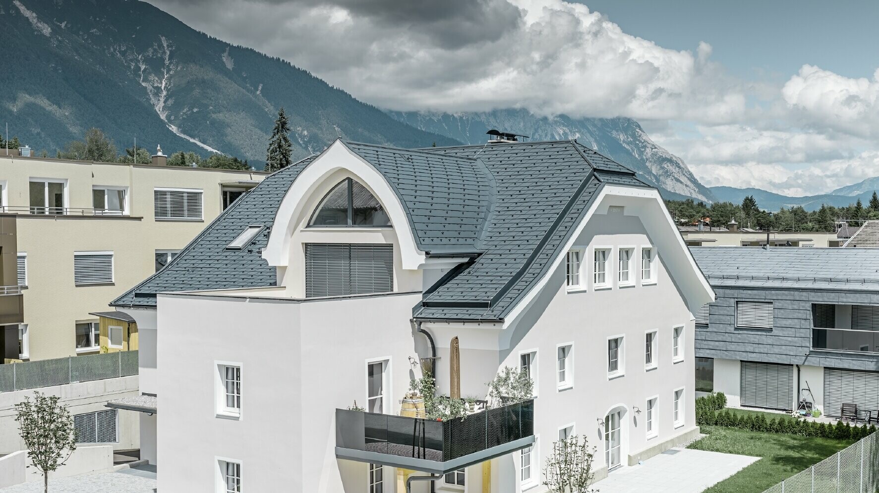 Dachsanierung eines Krüppelwalmdaches mit PREFA Dachschindel in P.10 Anthrazit Neu saniertes Krüppelwalmdach mit PREFA Dachschindel in P.10 Anthrazit mit gerundeter Gaube